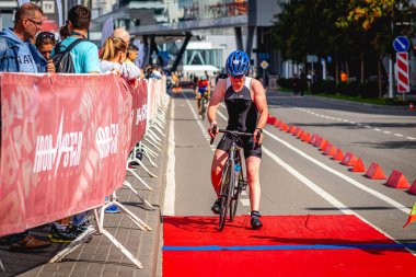 MOSCOW, RUSSIA - 25 Ağustos 2019: Ironman Bisiklet Yarışması, yarışa katılan bisikletçi sporcular. Demir Yıldızı Crocus Fitness Triatlonu.