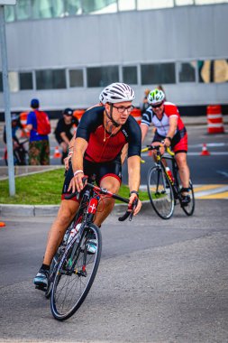 MOSCOW, RUSSIA - 25 Ağustos 2019: Ironman Bisiklet Yarışması, yarışa katılan bisikletçi sporcular. Demir Yıldızı Crocus Fitness Triatlonu.