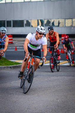 MOSCOW, RUSSIA - 25 Ağustos 2019: Ironman Bisiklet Yarışması, yarışa katılan bisikletçi sporcular. Demir Yıldızı Crocus Fitness Triatlonu.