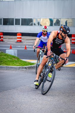 MOSCOW, RUSSIA - 25 Ağustos 2019: Ironman Bisiklet Yarışması, yarışa katılan bisikletçi sporcular. Demir Yıldızı Crocus Fitness Triatlonu.