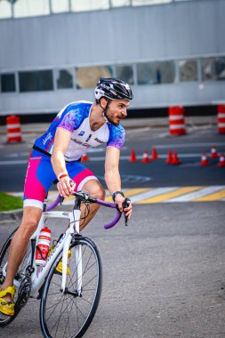 MOSCOW, RUSSIA - 25 Ağustos 2019: Ironman Bisiklet Yarışması, yarışa katılan bisikletçi sporcular. Demir Yıldızı Crocus Fitness Triatlonu.