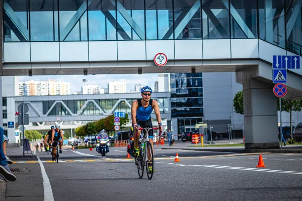 MOSCÚ, RUSIA - 25 de agosto de 2019: Ironman Cycling competition, ciclistas atletas que montan una carrera. Ironstar Crocus Fitness Triatlón . — Foto de Stock