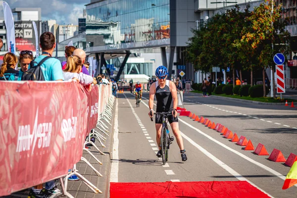 MOSCOU, RUSSIE - 25 AOÛT 2019 : Ironman Compétition cycliste, athlètes cyclistes en course. Triathlon Ironstar Crocus Fitness. — Photo