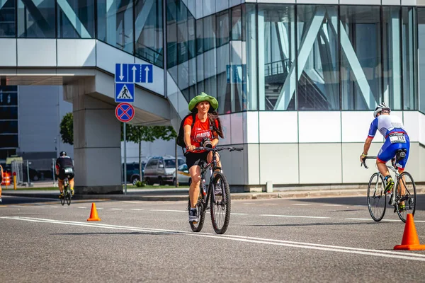 MOSCA, RUSSIA - 25 AGOSTO 2019: Ironman Gara ciclistica, atleti ciclisti in sella a una gara. Ironstar Crocus Fitness Triathlon. — Foto Stock