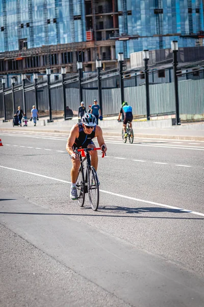 MOSCA, RUSSIA - 25 AGOSTO 2019: Ironman Gara ciclistica, atleti ciclisti in sella a una gara. Ironstar Crocus Fitness Triathlon. — Foto Stock