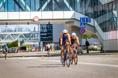 MOSCOW, RUSSIA - 25 Ağustos 2019: Ironman Bisiklet Yarışması, yarışa katılan bisikletçi sporcular. Demir Yıldızı Crocus Fitness Triatlonu.