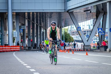 MOSCOW, RUSSIA - 25 Ağustos 2019: Ironman Bisiklet Yarışması, yarışa katılan bisikletçi sporcular. Demir Yıldızı Crocus Fitness Triatlonu.