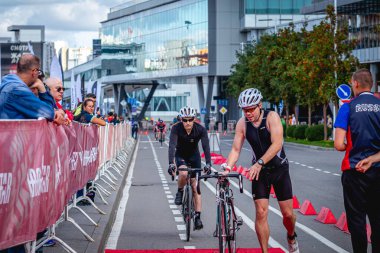 MOSCOW, RUSSIA - 25 Ağustos 2019: Ironman Bisiklet Yarışması, yarışa katılan bisikletçi sporcular. Demir Yıldızı Crocus Fitness Triatlonu.