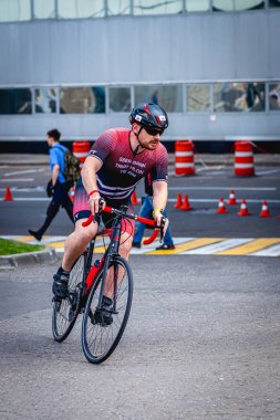 MOSCOW, RUSSIA - 25 Ağustos 2019: Ironman Bisiklet Yarışması, yarışa katılan bisikletçi sporcular. Demir Yıldızı Crocus Fitness Triatlonu.
