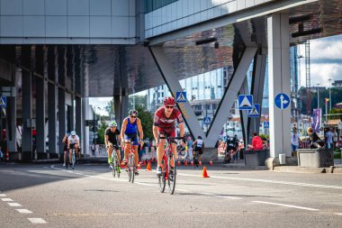 MOSCOW, RUSSIA - 25 Ağustos 2019: Ironman Bisiklet Yarışması, yarışa katılan bisikletçi sporcular. Demir Yıldızı Crocus Fitness Triatlonu.