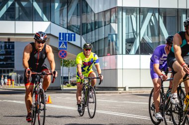 MOSCOW, RUSSIA - 25 Ağustos 2019: Ironman Bisiklet Yarışması, yarışa katılan bisikletçi sporcular. Demir Yıldızı Crocus Fitness Triatlonu.