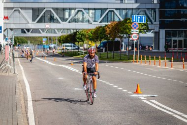 MOSCOW, RUSSIA - 25 Ağustos 2019: Ironman Bisiklet Yarışması, yarışa katılan bisikletçi sporcular. Demir Yıldızı Crocus Fitness Triatlonu.