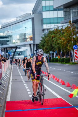 MOSCOW, RUSSIA - 25 Ağustos 2019: Ironman Bisiklet Yarışması, yarışa katılan bisikletçi sporcular. Demir Yıldızı Crocus Fitness Triatlonu.