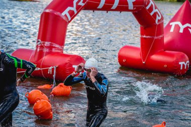 MOSCOW, Rusya - 25 Ağustos 2019: Moskova nehri üzerindeki Ironman Yüzücüleri. Ironstar Crocus Fitness Triatlon 2019.