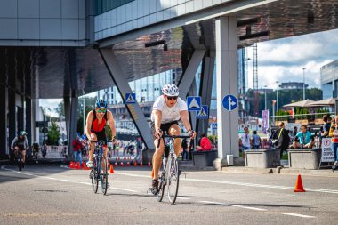 MOSCOW, RUSSIA - 25 Ağustos 2019: Ironman Bisiklet Yarışması, yarışa katılan bisikletçi sporcular. Demir Yıldızı Crocus Fitness Triatlonu.