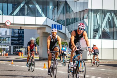 MOSCOW, RUSSIA - 25 Ağustos 2019: Ironman Bisiklet Yarışması, yarışa katılan bisikletçi sporcular. Demir Yıldızı Crocus Fitness Triatlonu.