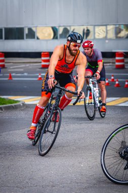 MOSCOW, RUSSIA - 25 Ağustos 2019: Ironman Bisiklet Yarışması, yarışa katılan bisikletçi sporcular. Demir Yıldızı Crocus Fitness Triatlonu.