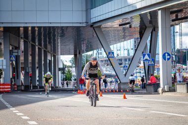 MOSCOW, RUSSIA - 25 Ağustos 2019: Ironman Bisiklet Yarışması, yarışa katılan bisikletçi sporcular. Demir Yıldızı Crocus Fitness Triatlonu.