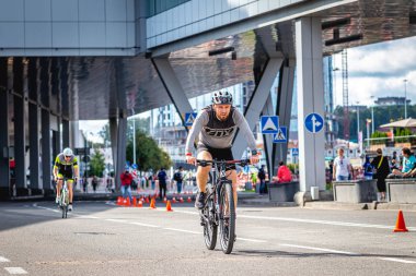 MOSCOW, RUSSIA - 25 Ağustos 2019: Ironman Bisiklet Yarışması, yarışa katılan bisikletçi sporcular. Demir Yıldızı Crocus Fitness Triatlonu.