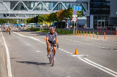 MOSCOW, RUSSIA - 25 Ağustos 2019: Ironman Bisiklet Yarışması, yarışa katılan bisikletçi sporcular. Demir Yıldızı Crocus Fitness Triatlonu.