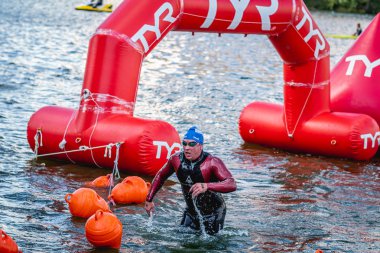 MOSCOW, Rusya - 25 Ağustos 2019: Moskova nehri üzerindeki Ironman Yüzücüleri. Ironstar Crocus Fitness Triatlon 2019.