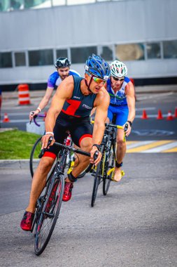 MOSCOW, RUSSIA - 25 Ağustos 2019: Ironman Bisiklet Yarışması, yarışa katılan bisikletçi sporcular. Demir Yıldızı Crocus Fitness Triatlonu.