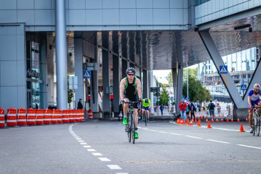 MOSCOW, RUSSIA - 25 Ağustos 2019: Ironman Bisiklet Yarışması, yarışa katılan bisikletçi sporcular. Demir Yıldızı Crocus Fitness Triatlonu.