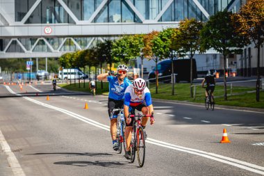 MOSCOW, RUSSIA - 25 Ağustos 2019: Ironman Bisiklet Yarışması, yarışa katılan bisikletçi sporcular. Demir Yıldızı Crocus Fitness Triatlonu.