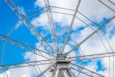 Dönme dolap Mavi Gökyüzünde.