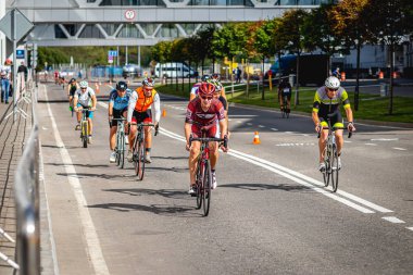 MOSCOW, RUSSIA - 25 Ağustos 2019: Ironman Bisiklet Yarışması, yarışa katılan bisikletçi sporcular. Demir Yıldızı Crocus Fitness Triatlonu.