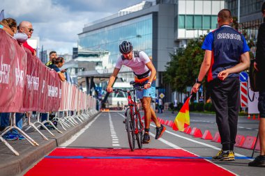 MOSCOW, RUSSIA - 25 Ağustos 2019: Ironman Bisiklet Yarışması, yarışa katılan bisikletçi sporcular. Demir Yıldızı Crocus Fitness Triatlonu.