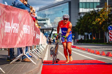 MOSCOW, RUSSIA - 25 Ağustos 2019: Ironman Bisiklet Yarışması, yarışa katılan bisikletçi sporcular. Demir Yıldızı Crocus Fitness Triatlonu.