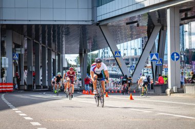 MOSCOW, RUSSIA - 25 Ağustos 2019: Ironman Bisiklet Yarışması, yarışa katılan bisikletçi sporcular. Demir Yıldızı Crocus Fitness Triatlonu.