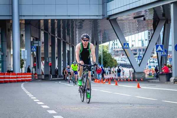 MOSCÚ, RUSIA - 25 de agosto de 2019: Ironman Cycling competition, ciclistas atletas que montan una carrera. Ironstar Crocus Fitness Triatlón . — Foto de Stock