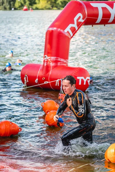 MOSCÚ, RUSIA - 25 de agosto de 2019: Ironman Nadadores en aguas abiertas evento río Moscú. Ironstar Crocus Fitness Triatlón 2019 . —  Fotos de Stock