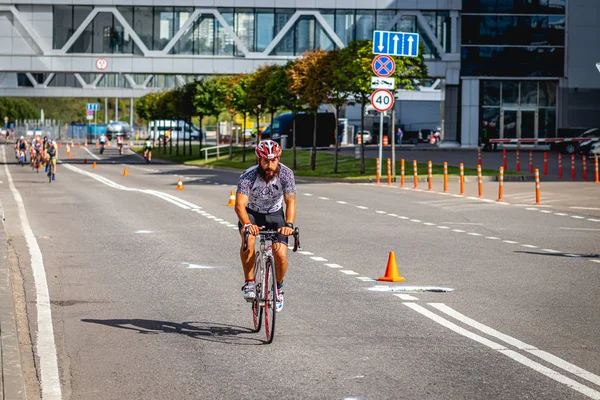 MOSCOU, RUSSIE - 25 AOÛT 2019 : Ironman Compétition cycliste, athlètes cyclistes en course. Triathlon Ironstar Crocus Fitness. — Photo