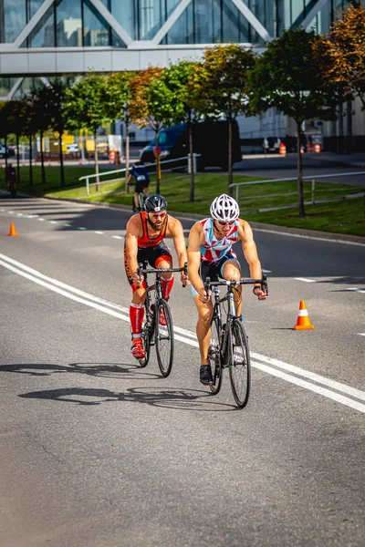 MOSCOU, RUSSIE - 25 AOÛT 2019 : Ironman Compétition cycliste, athlètes cyclistes en course. Triathlon Ironstar Crocus Fitness. — Photo