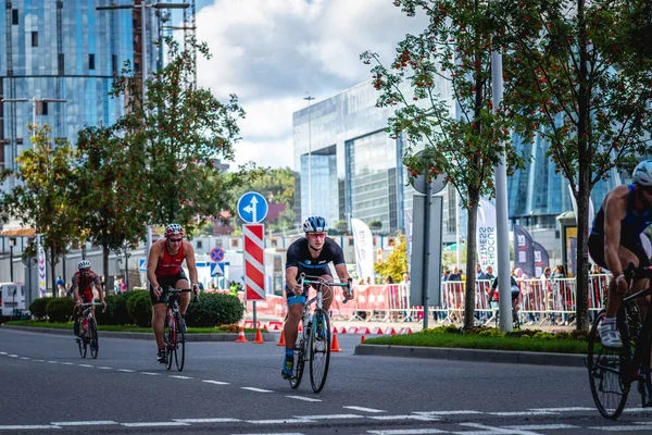 MOSCOU, RUSSIE - 25 AOÛT 2019 : Ironman Compétition cycliste, athlètes cyclistes en course. Triathlon Ironstar Crocus Fitness. — Photo