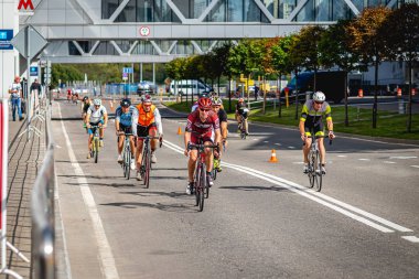 MOSCOW, RUSSIA - 25 Ağustos 2019: Ironman Bisiklet Yarışması, yarışa katılan bisikletçi sporcular. Demir Yıldızı Crocus Fitness Triatlonu.