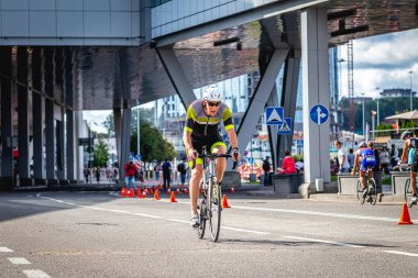 MOSCOW, RUSSIA - 25 Ağustos 2019: Ironman Bisiklet Yarışması, yarışa katılan bisikletçi sporcular. Demir Yıldızı Crocus Fitness Triatlonu.
