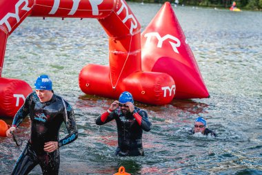 MOSCOW, Rusya - 25 Ağustos 2019: Moskova nehri üzerindeki Ironman Yüzücüleri. Ironstar Crocus Fitness Triatlon 2019.