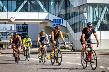 MOSCOW, RUSSIA - 25 Ağustos 2019: Ironman Bisiklet Yarışması, yarışa katılan bisikletçi sporcular. Demir Yıldızı Crocus Fitness Triatlonu.