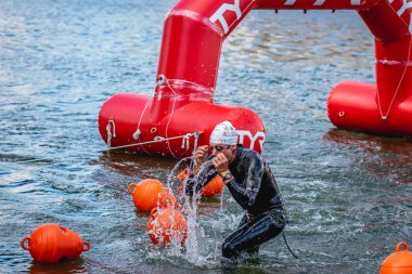 MOSCOW, Rusya - 25 Ağustos 2019: Moskova nehri üzerindeki Ironman Yüzücüleri. Ironstar Crocus Fitness Triatlon 2019.