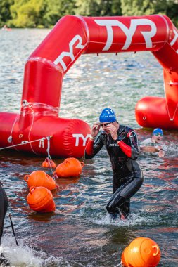 MOSCOW, Rusya - 25 Ağustos 2019: Moskova nehri üzerindeki Ironman Yüzücüleri. Ironstar Crocus Fitness Triatlon 2019.