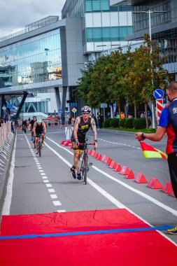 MOSCOW, RUSSIA - 25 Ağustos 2019: Ironman Bisiklet Yarışması, yarışa katılan bisikletçi sporcular. Demir Yıldızı Crocus Fitness Triatlonu.