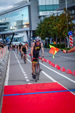 MOSCOW, RUSSIA - 25 Ağustos 2019: Ironman Bisiklet Yarışması, yarışa katılan bisikletçi sporcular. Demir Yıldızı Crocus Fitness Triatlonu.