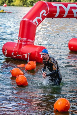 MOSCOW, Rusya - 25 Ağustos 2019: Moskova nehri üzerindeki Ironman Yüzücüleri. Ironstar Crocus Fitness Triatlon 2019.