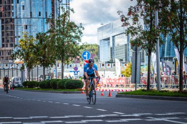 MOSCOW, RUSSIA - 25 Ağustos 2019: Ironman Bisiklet Yarışması, yarışa katılan bisikletçi sporcular. Demir Yıldızı Crocus Fitness Triatlonu.