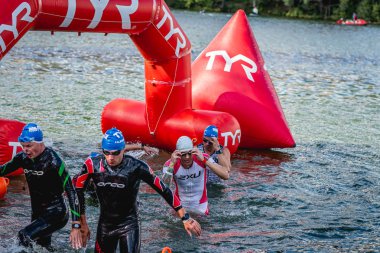 MOSCOW, Rusya - 25 Ağustos 2019: Moskova nehri üzerindeki Ironman Yüzücüleri. Ironstar Crocus Fitness Triatlon 2019.