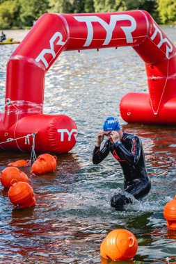 MOSCOW, Rusya - 25 Ağustos 2019: Moskova nehri üzerindeki Ironman Yüzücüleri. Ironstar Crocus Fitness Triatlon 2019.